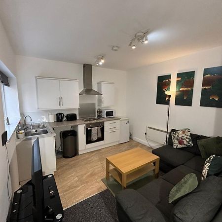 Enjoy A Spacious Lounge With A Cozy Sofa Bed And A Private Ensuite Bedroom Wednesbury Eksteriør billede