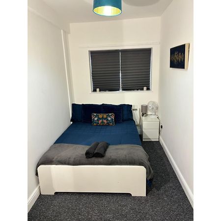 Enjoy A Spacious Lounge With A Cozy Sofa Bed And A Private Ensuite Bedroom Wednesbury Eksteriør billede