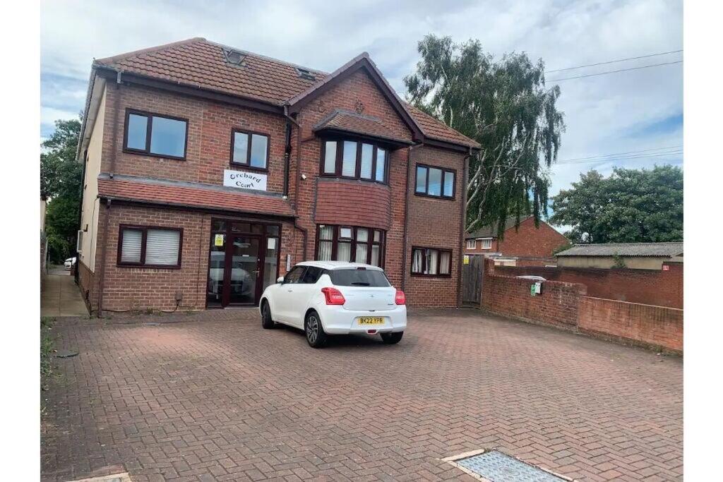 Enjoy A Spacious Lounge With A Cozy Sofa Bed And A Private Ensuite Bedroom Wednesbury Eksteriør billede