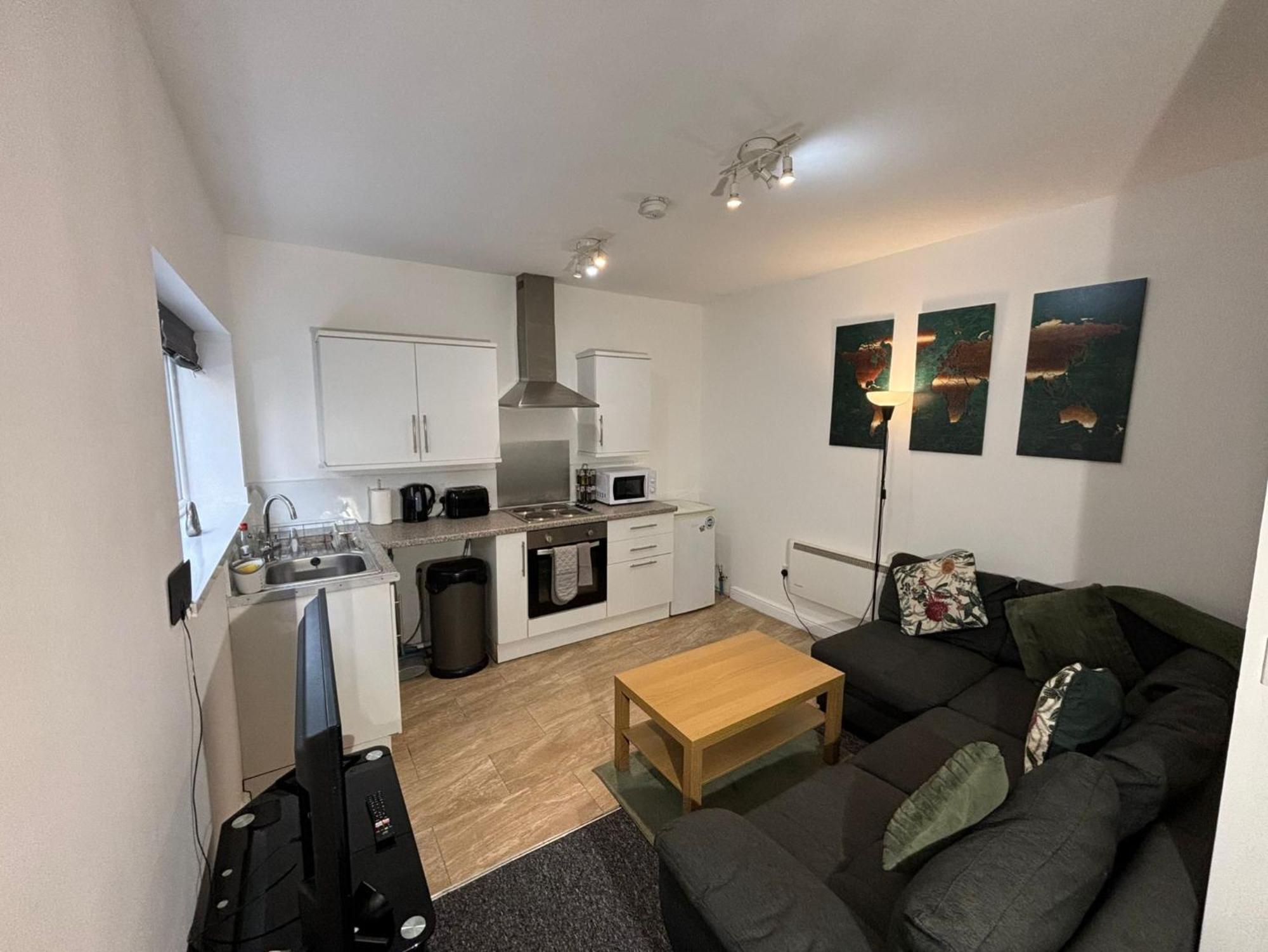 Enjoy A Spacious Lounge With A Cozy Sofa Bed And A Private Ensuite Bedroom Wednesbury Eksteriør billede