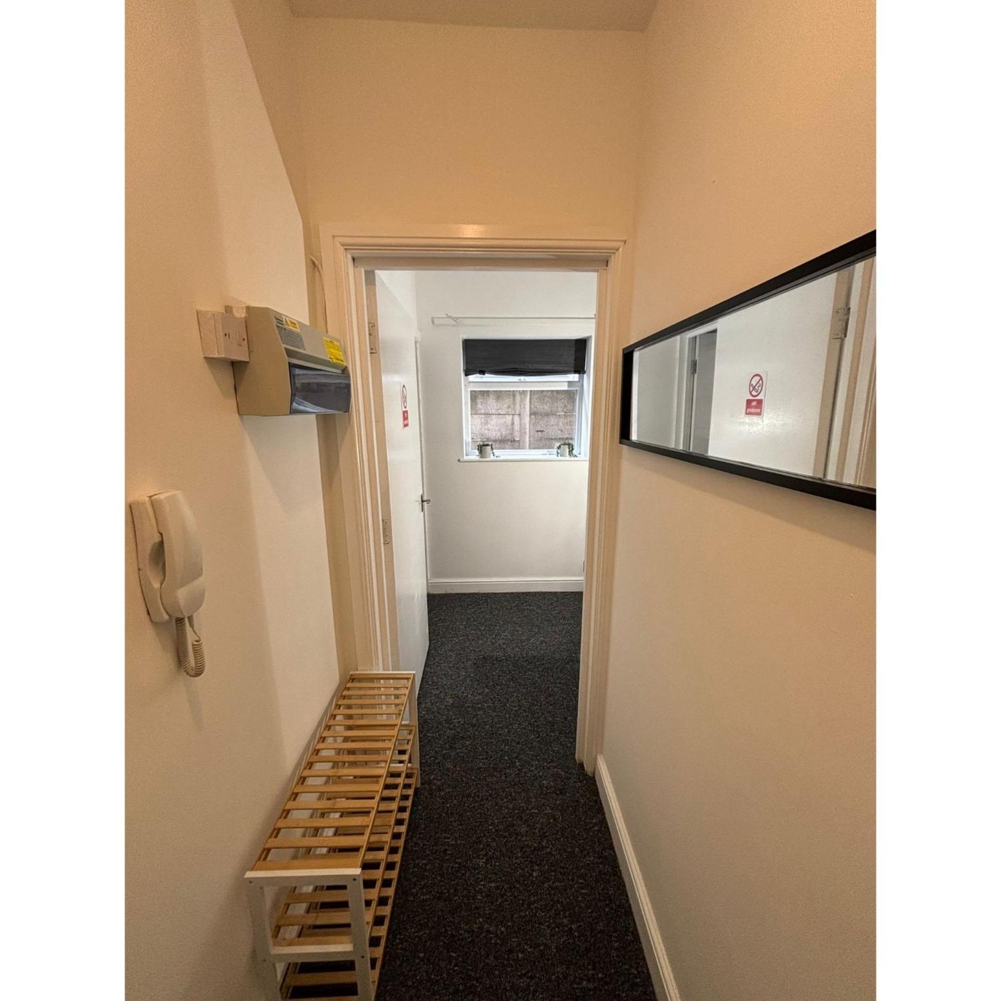 Enjoy A Spacious Lounge With A Cozy Sofa Bed And A Private Ensuite Bedroom Wednesbury Eksteriør billede