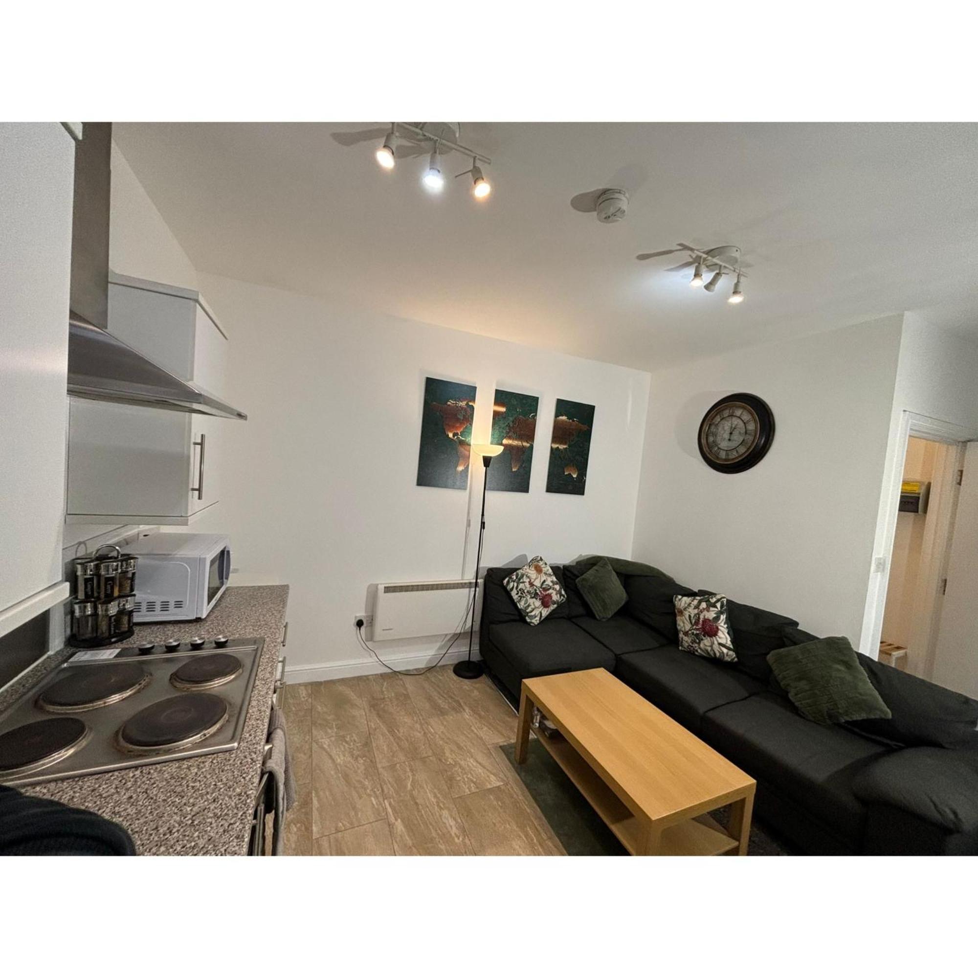 Enjoy A Spacious Lounge With A Cozy Sofa Bed And A Private Ensuite Bedroom Wednesbury Eksteriør billede