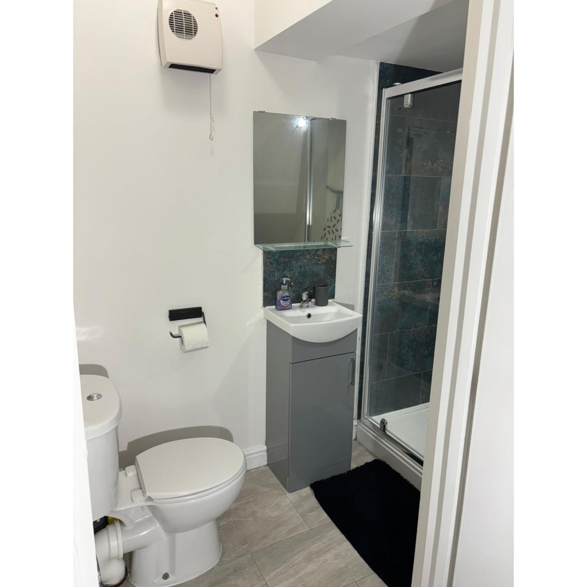 Enjoy A Spacious Lounge With A Cozy Sofa Bed And A Private Ensuite Bedroom Wednesbury Eksteriør billede