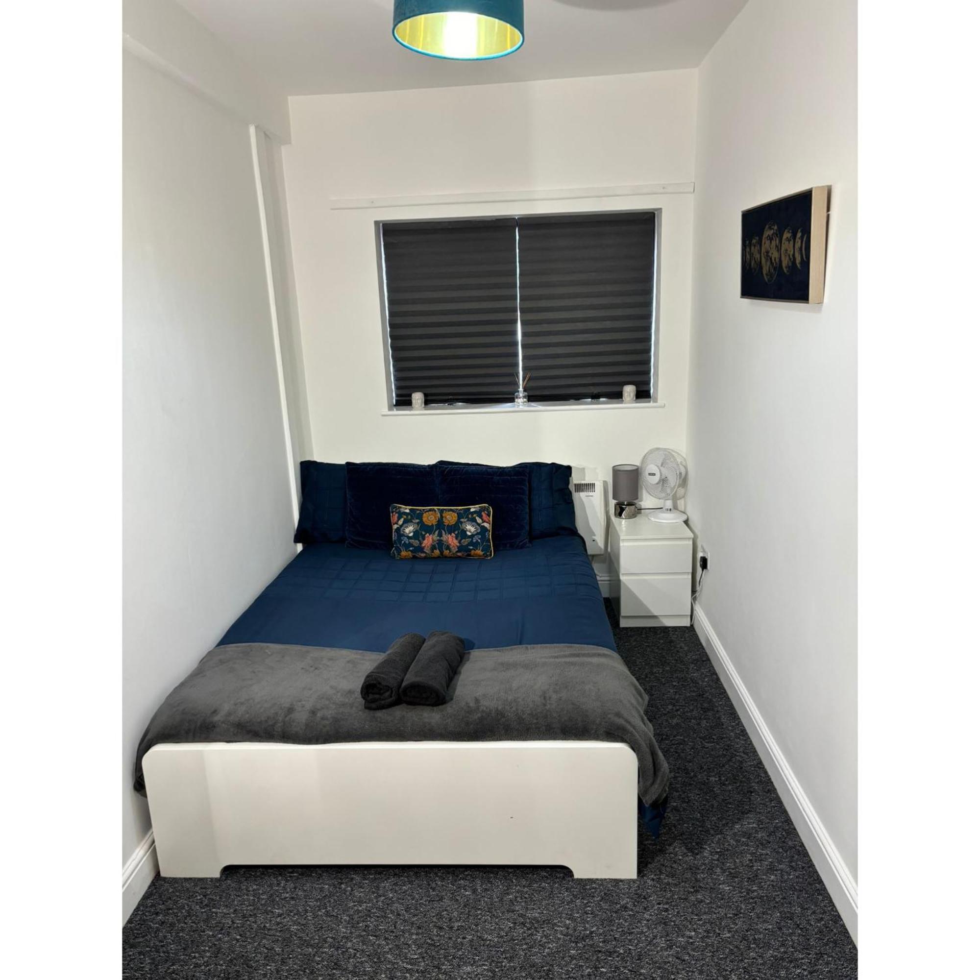 Enjoy A Spacious Lounge With A Cozy Sofa Bed And A Private Ensuite Bedroom Wednesbury Eksteriør billede