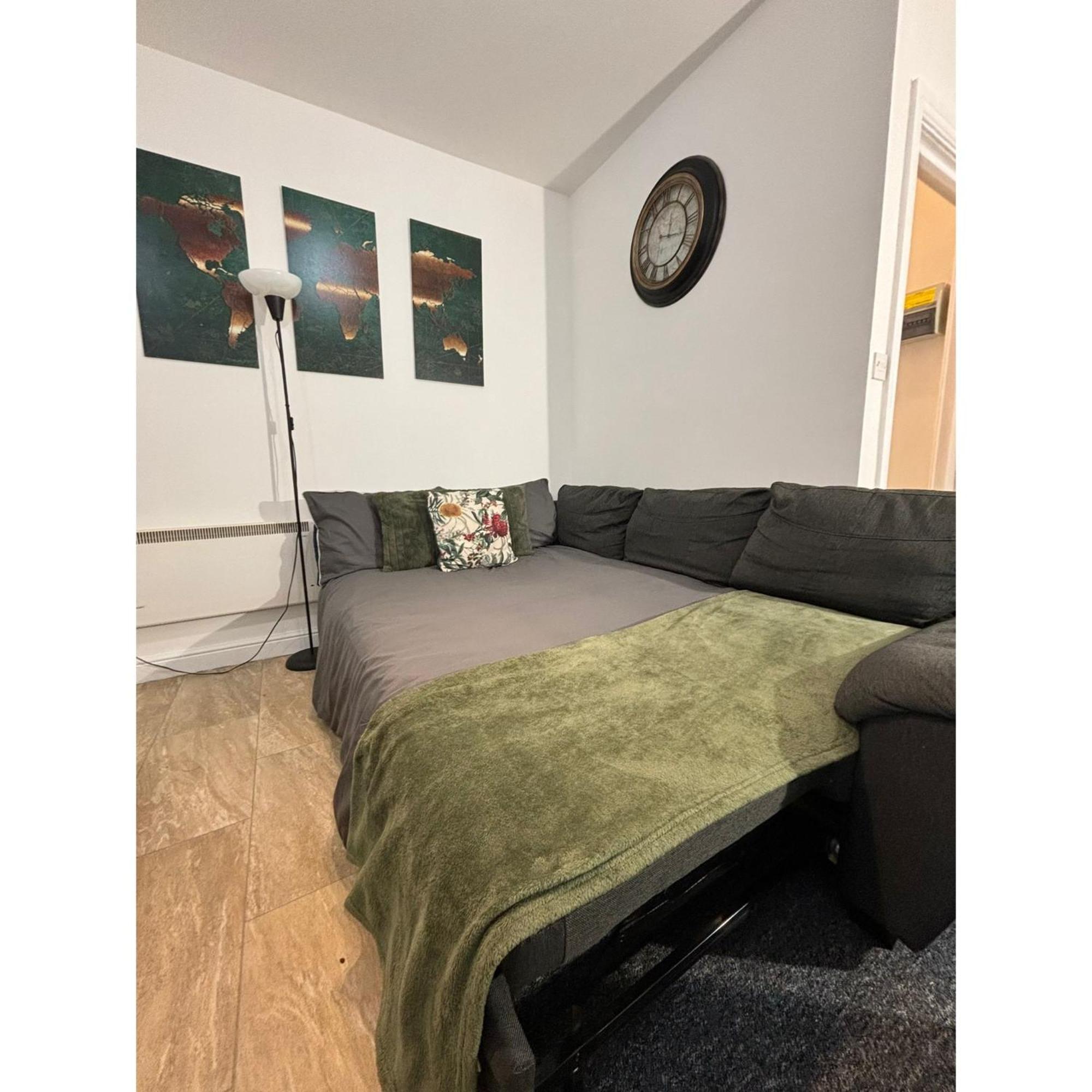 Enjoy A Spacious Lounge With A Cozy Sofa Bed And A Private Ensuite Bedroom Wednesbury Eksteriør billede