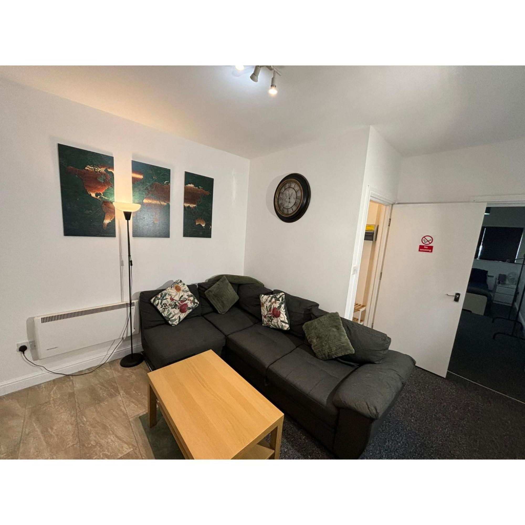 Enjoy A Spacious Lounge With A Cozy Sofa Bed And A Private Ensuite Bedroom Wednesbury Eksteriør billede