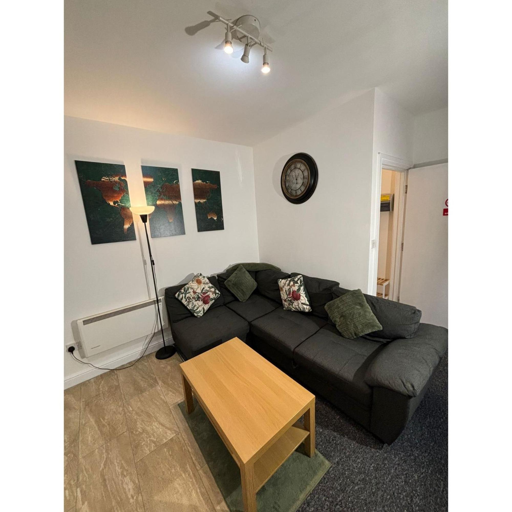Enjoy A Spacious Lounge With A Cozy Sofa Bed And A Private Ensuite Bedroom Wednesbury Eksteriør billede