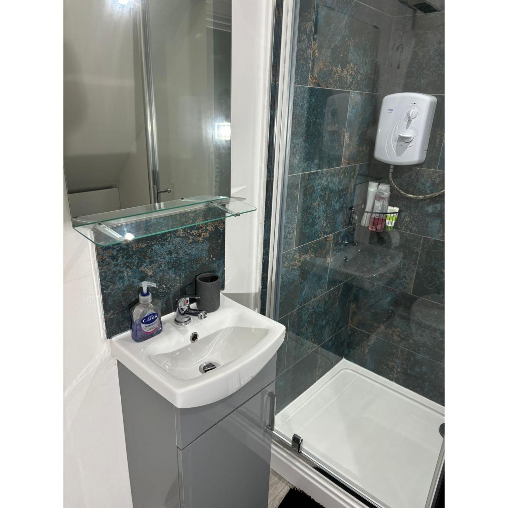 Enjoy A Spacious Lounge With A Cozy Sofa Bed And A Private Ensuite Bedroom Wednesbury Eksteriør billede
